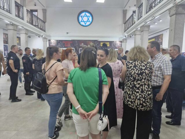 U „Sinagogi“ otvorena izložba fotografija o stradanju Srba i Rusa od strane NATO tehnike