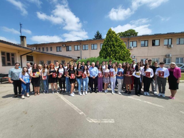 Nagrađeni najbolji učenici i sportisti osnovnih škola u opštini Crveni krst