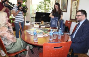 Ambasada Poljske niškoj biblioteci donirala knjige poljskih nobelovaca Ambasada Poljske niškoj biblioteci donirala knjige