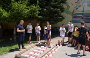 Na inicijativu dece Opština Bela Palanka donirala nove golove u srednjoj školi ,,Niketa Remezijanski’’ Goran Miljković, deca i novi golovi