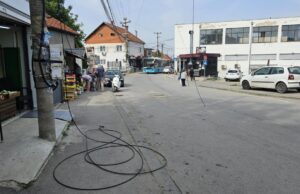 Kamion oborio banderu, kablovi na sve strane Kablovi na sve strane