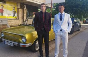 Stari automobili, novi heroji: Maturanti Niša na proslavu odlaze oldtajmerima Maturanti Niša na proslavu odlaze oldtajmerima