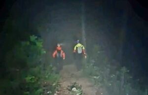 Ni traga od nestalog Nišlije Milana Đorđevića. Spacioci Gorske službe se pripremaju da se užadima spuste niz liticu Ni traga od nestalog Nišlije Milana Đorđevića