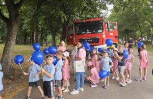 Dan otvorenih vrata za mališane u Upravi za vanredne situacije u Nišu Niški vatrogasci