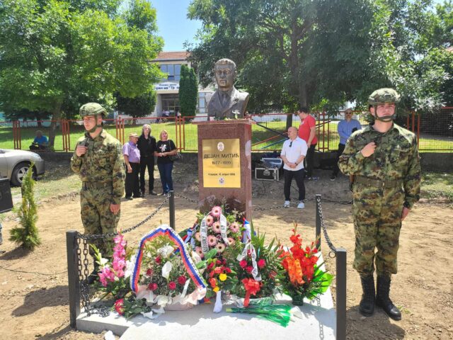 Spomenik Dejanu Mitiću Spomenik Dejanu Mitiću