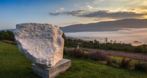 Tamnjanica umetničke skulpture u poljima lavande foto Arhiva Pigmalion