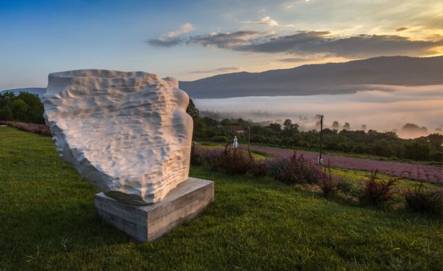 Tamnjanica umetničke skulpture u poljima lavande foto Arhiva Pigmalion Tamnjanica umetničke skulpture u poljima lavande foto Arhiva Pigmalion