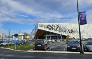 Lažna uzbuna u Nišu: Čovek sa izgračkom pištolja izazvao paniku u tržnom centru Lažna uzbuna u Nišu: Čovek sa izgračkom pištolja izazvala paniku u tržnom centru