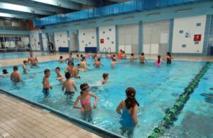 Počela školica plivanja u „Čairu“. Oko 600 mališana želi spremno da dočeka odlazak na more Obuka za neplivače