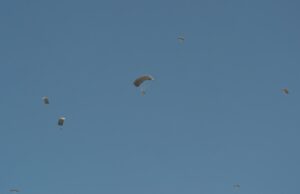 Na niškom vojnom aerodromu u toku obuka za padobrance Obuka za padobrance