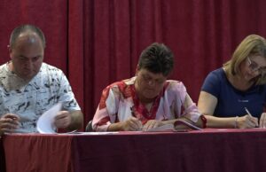 Više od četrdeset poljoprivrednika i poljoprivrednica iz Svrljiga dobilo plastenike što im omogućava proširenje proizvodnje i unapređenje gazdinstava Potpisivanje ugovora