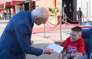 Crvena zvezda uručila sezonsku ulaznicu Lazaru iz Niša Uručenje sezonske karte Lazaru