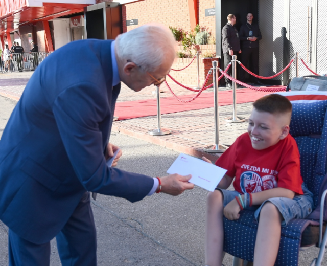 Uručenje sezonske karte Lazaru