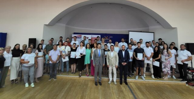 33 mladih dobilo po 300.000 dinara od NSZ-a