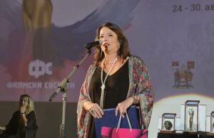 Nela Mihailović dobitnica Povelje za ulogu Dušanke u „Herojima Halijarda“. Nagrađeni i njeni „sinovi“ Danijela Nela Mihajlović