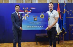 Niš dočekao trostrukog olimpijskog šampiona. Savi Ranđeloviću od Grada Niša 300.000 dinara, koje će proslediti dalje Dragoslav Pavlović i Sava Manojlović