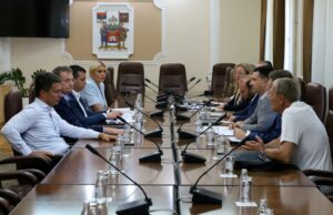 Ministar Glišić sa gradonačelnikom Niša o projektima važnim za razvoj grada Ministar Glišić radni sastank sa gradonačelnikom Pavlovićem