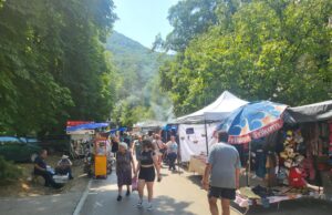 Niška Banja slavi slavu, posetioci hvale lekovitu vodu: „Ako potopite noge za Svetog Iliju, nećete imati problema cele godine“ Niška Banja Sveti Ilija