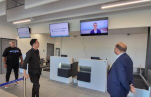 Željko Vasić na niškom aerodromu predstavio spot za najnoviju pesmu i najavio nastup u Nišu (VIDEO) Promocija pesme i spota na aerodromu Konstantin Veliki