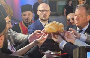 Danas je Sveti Pantelejmon. Mitropolit niški Arsenije predvodio obred rezanja kolača Rezanje slavskog kolača