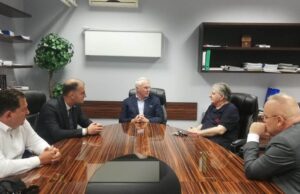 Američki ambasador Hil u Nišu. Uskoro saradnja sa najboljim američkim medicinskim centrima Ambasador Hil posetio Kliniku za kariohirurgiju Kliničkog centra u Nišu