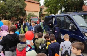 Mališani se družili sa drugovima policajcima i učili o bezbednosti u saobraćaju Moj drug policajac