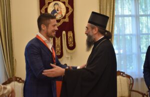 Eparhija niška odlikovala pevača Nikolu Rokviću za humanitarni rad Nikola Rokvić i Mitropolit niški g. Arsenije