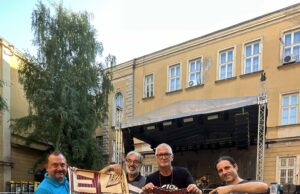 Koncertne pantalone Srđana Gojkovića Gileta i najavni poster za koncert u Nišu 1992. na onlajn licitaciji LFN Pantalone i poster Električni orgazam