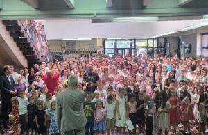 Niški prvačići uzbuđeno pohrlili u školske klupe. U prvi razred kreće skoro 2.500 đaka Prijm đaka prvaka u Osnovnoj školi Dušan Radović