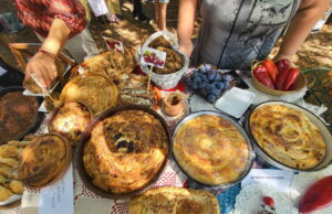 Održana „Sukanijada“ u Medoševcu: Muške ruke i ženske pite – ko kaže da sukaljka ne traži mišiće? Sukanijada 2024.