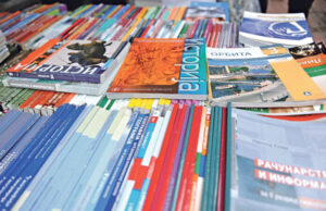 Isplata pomoći roditeljima osnovaca od danas – po 20.000 dinara za svako dete Udžbenici