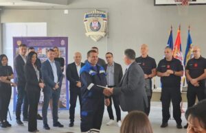 Priznanje za bageristu „Naissusa“ za učestvovanje u uništavanju bombe pronađene kod NTP Uručenje zahvlanice Aleksandru Stevčiću