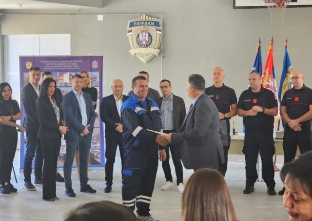 Uručenje zahvlanice Aleksandru Stevčiću Uručenje zahvlanice Aleksandru Stevčiću