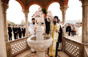 Osvećen novi zvonik od 24 metra pri Hramu Svetog Vasilija Ostroškog u Duvaništu