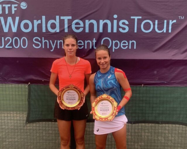 Anastasija Cvetkovi na fotografiji desno