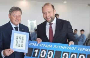 Selektor Dragan Stojković Piksi 100.000. putnik iz nove zgrade niškog aerodroma Dragan Stojković Piksi i Mihjalo Zdravković