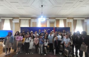 Ljubivoje Ršumović dodelio nagrade literarno-likovnog konkursa u Nišu Ljubivoje Ršumović dodelio nagrade literarno-likovnog konkursa u Nišu