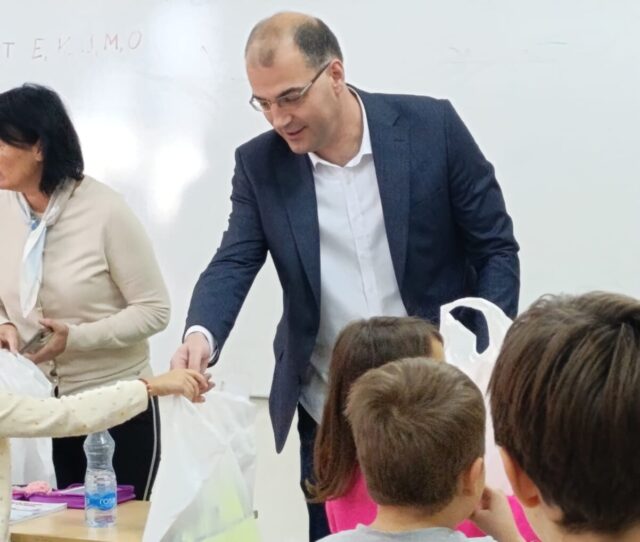 Mladen Đurić poklon đacima