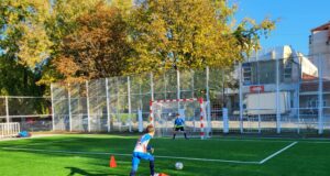 Školski tereni dobijaju nove travnate i betonske podloge, najavljena i rekonstrukcija bazena u Čairu Obnovljen teren sa veštačkom travom u OŠ Sveti Sava