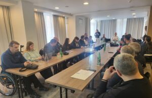 „Sramota treba da se vrati u ovaj grad”. Imaju li osobe sa invaliditetom prava na svoja parking-mesta? Okrugli sto osoba sa invaliditetom