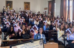 Filozofski fakultet u Nišu bogatiji za oko 600 studenata: Brucošima dodeljeni indeksi Studenti