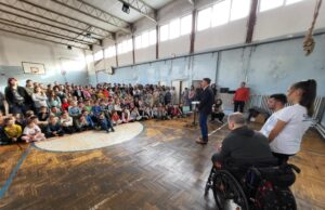 Košarka u kolicima dopada se klincima: Osnovci oduševljeni ovim paraolimpijskim sportom Košarka u kolicima dopada se klincima