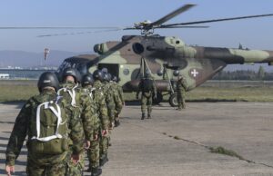 Najmlađi srpski padobranci osvojili nebo iznad Niša Najmlađi padobranci Niš