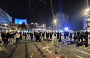 U centru Niša okupljeni zapalili sveće u pomen stradalima u Novom Sadu Pomen stradalima u Novom Sadu