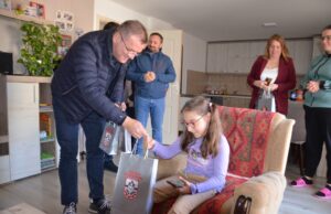 Predsednik opštine Bela Palanka uručio deo honorara Dejana Petrovića za lečenje Une Živković Una Živković i Goran Miljković