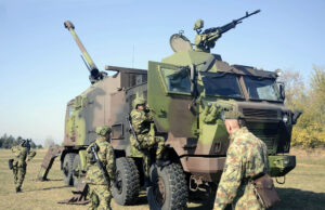 U okolini Niša održava se obuka vojnika za upotrebu top-haubica „nora” Vojna vežba