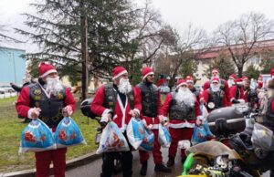 Deda Mrazovi na motorima obradovali decu koja se leče u Kliničkom centru Deda Mrazovi na motorima obradovali decu