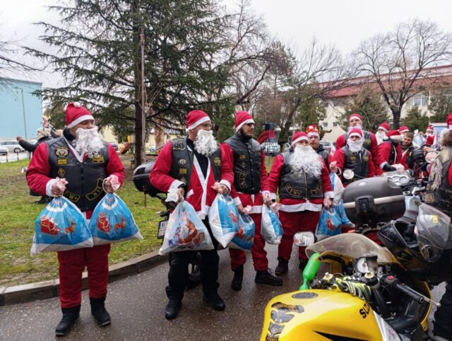 Deda Mrazovi na motorima obradovali decu