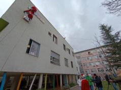 Fazi Mraz donosi prazničnu radost malim pacijentima i ove godine Fazi Mraz