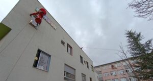 Fazi Mraz donosi prazničnu radost malim pacijentima i ove godine Fazi Mraz